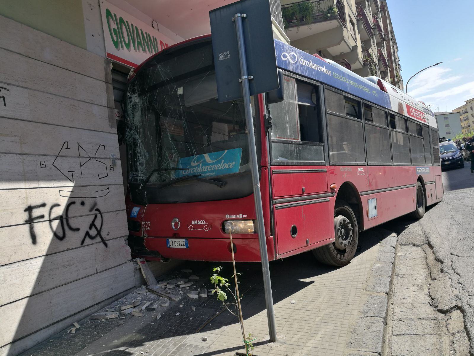 Cosenza, parte la marcia bus finisce in negozio, donna illesa (Foto) 65 1a3c4a89 9d51 4f64 b6e5 5ae02116abf4
