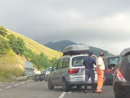 Incidente tra auto e scooterone sulla SS107, notevoli disagi al traffico (FOTO) 56 1a7fee04b942d365da4c7806729dd001