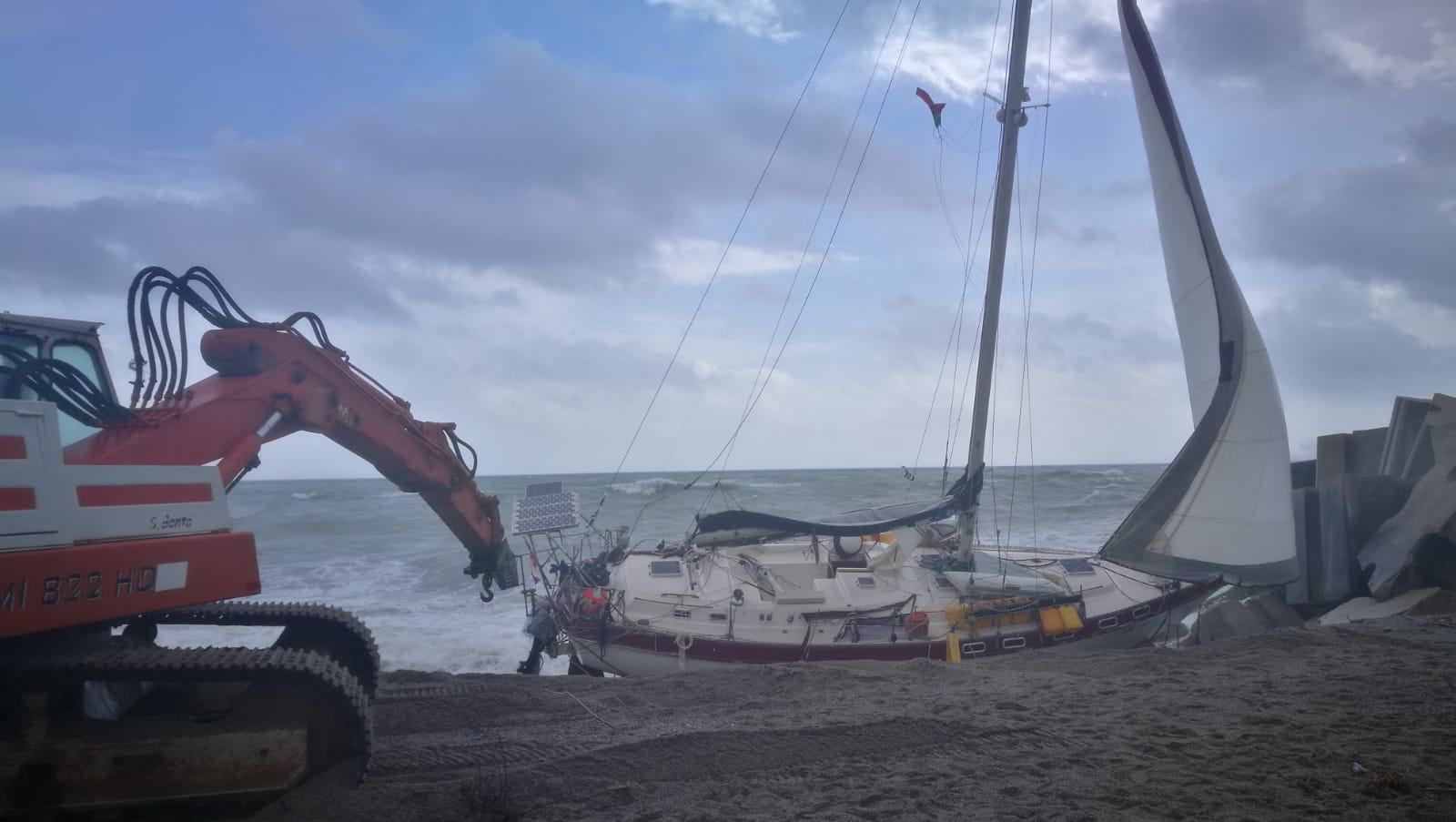 Imbarcazione arenata a riva, a bordo nessuno dell'equipaggio (Video) 51 1bfcb3e9 171d 4e0d 890d f0d03bad5132