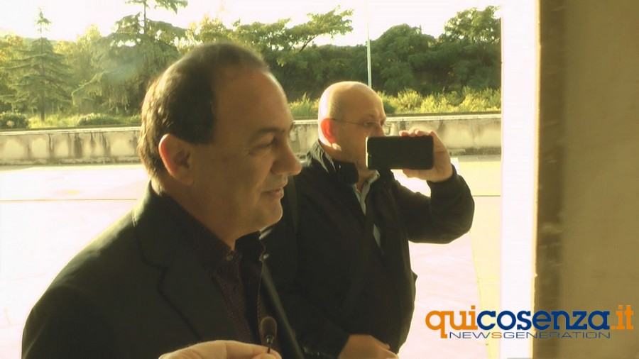 Terminata l'udienza, il sindaco di Riace lascia il Tribunale: "Avanti anche senza soldi pubblici" 51 1riacelucano