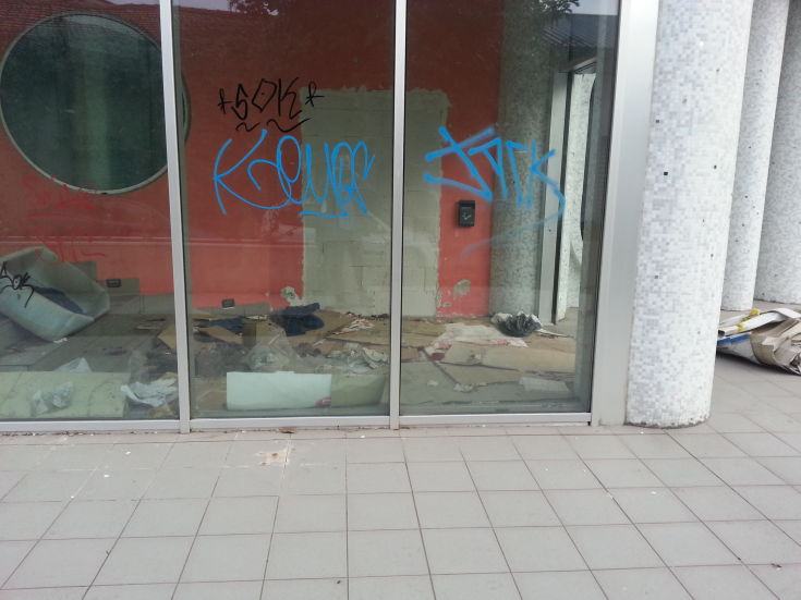 Vandalismo e degrado nell'ex Hotel Centrale a Cosenza (LE FOTO ESCLUSIVE) 80 20151007 072838