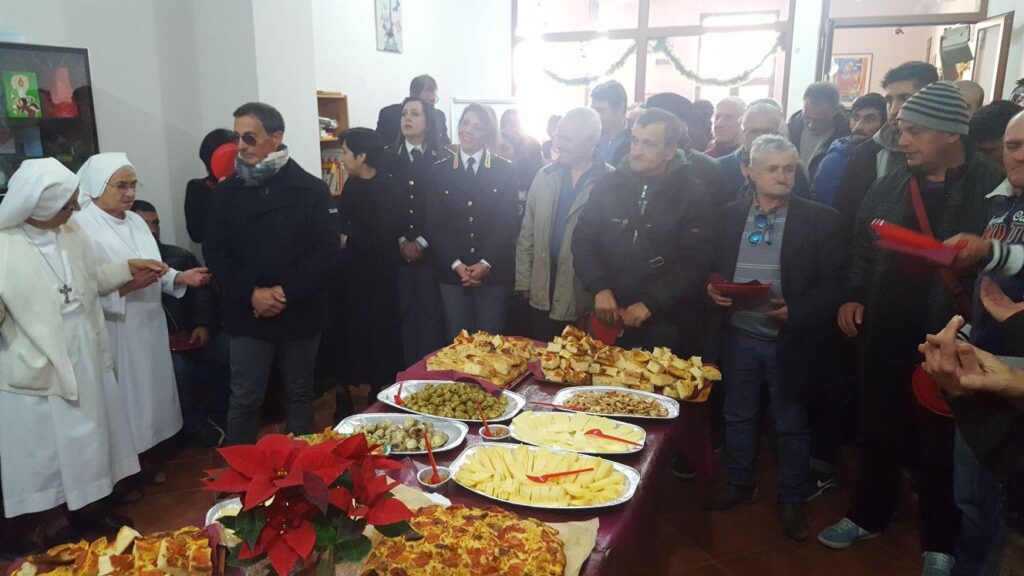 Gli agenti della Polizia di Cosenza cuochi per un giorno: offrono il pranzo ai poveri della città (FOTO) 1 2017 12 13 PHOTO 00000451