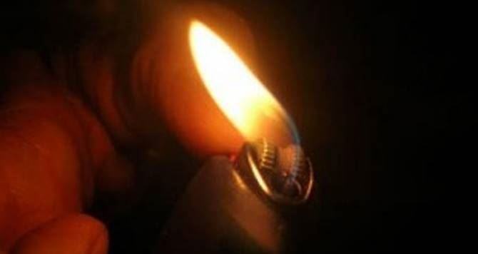 Piromane colto in flagranza e arrestato: "Mi piace vedere il fuoco" 53 2017 incendio accendino