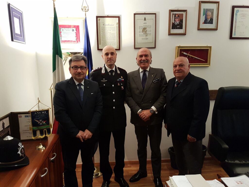 Consegna del gagliardetto dei Cavalieri ANCRI al comandante provinciale dei carabinieri di Cosenza 3 2018 02 22 PHOTO 00000117