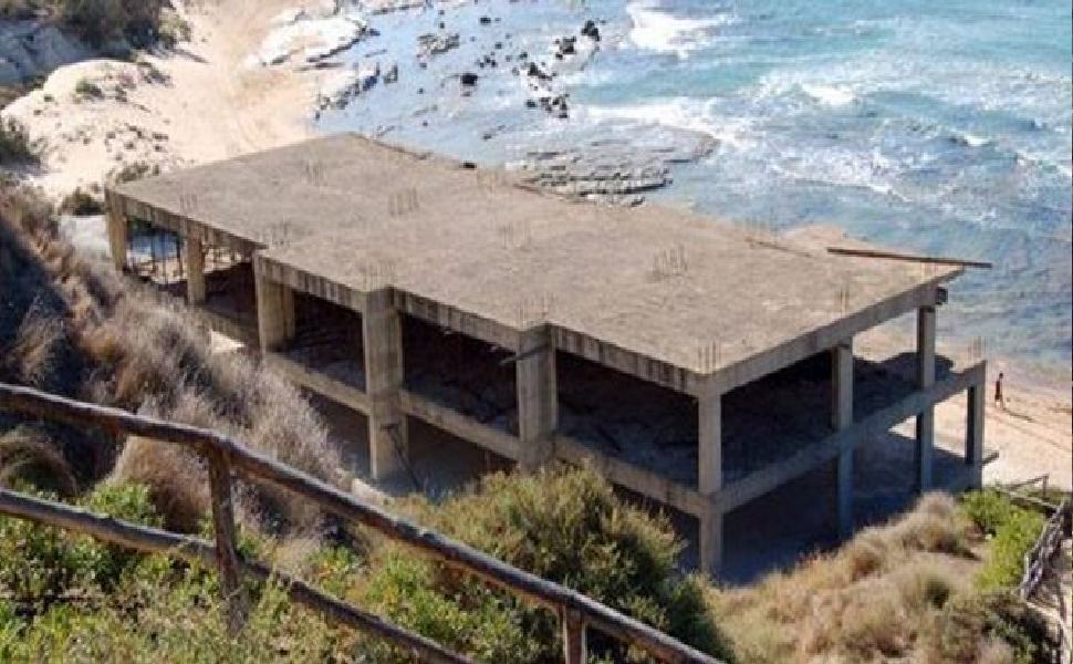 Abusivismo-edilizio-ecomostro