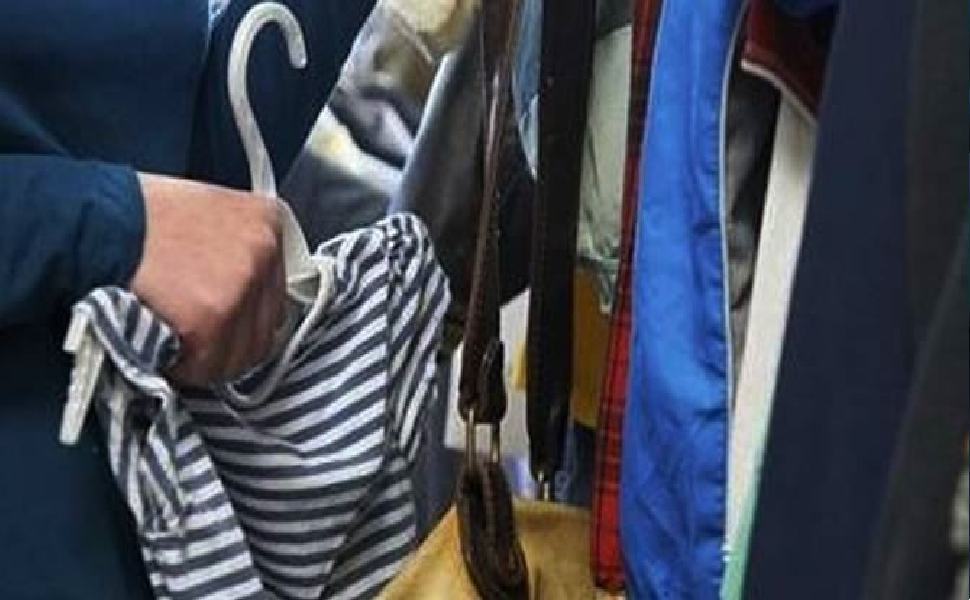 Rubano vestiti e li nascondono sotto quelli che indossano, denunciati 5 minorenni 51 2018 furto abbigliamento