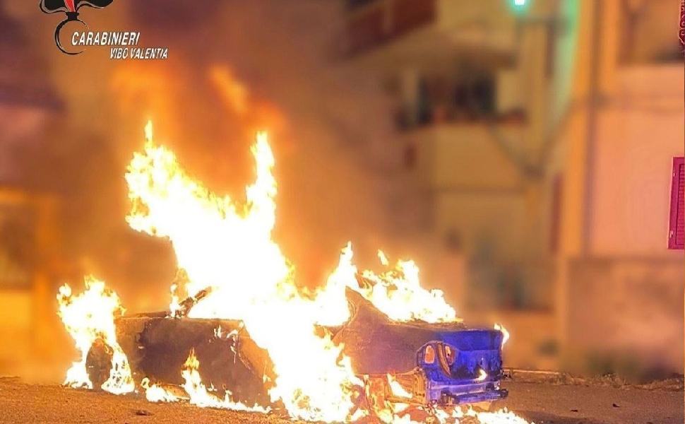 Minaccia di morte la ex e gli incendia l'auto, arrestato 69enne 51 2021 nicotera auto incendiata 1200 1