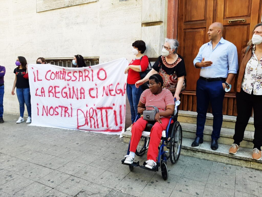 Protesta davanti l’Asp di Cosenza dei dipendenti della Clinica Santa Lucia 1 20220516 105602 scaled 1