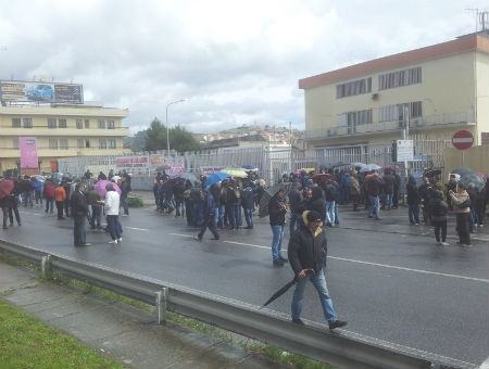 Cassintegrati in piazza per il mancato pagamento delle spettanze 51 2238a75f98678cd2381f36363b71ba00