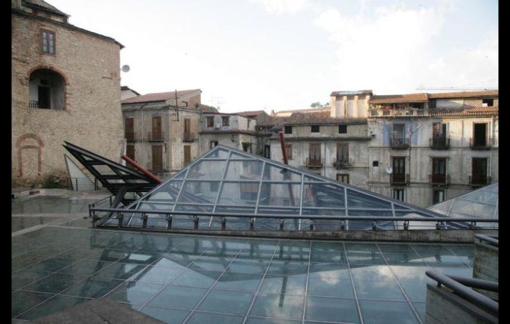 Sigilli alla piazzetta 'futuristica' voluta da Mancini. Il PD attacca, Occhiuto 'promette' 62 piazzetta toscano