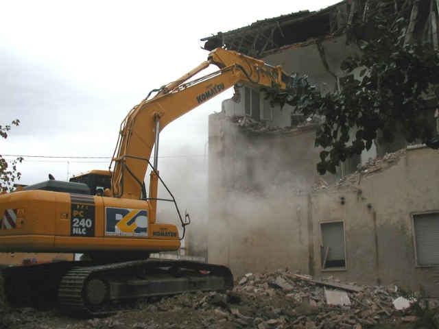 Demolizione in corso dell'ex granaio pericolante 51 26a99b4dbbe99a0308da8202bcebee72