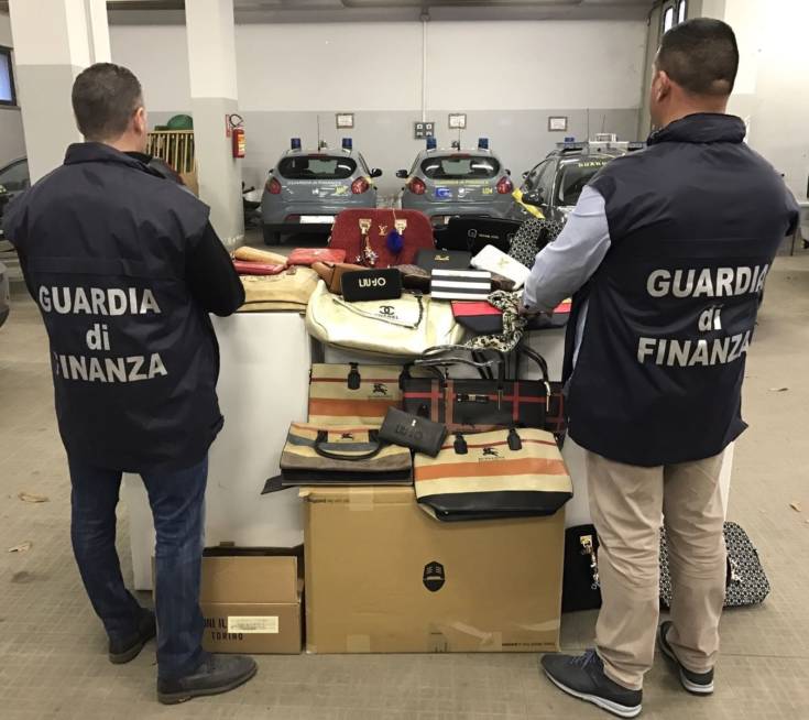 Fiera di San Giuseppe tra droga, banconote e articoli contraffati. Il bilancio della Finanza 55 finanza fiera cosenza