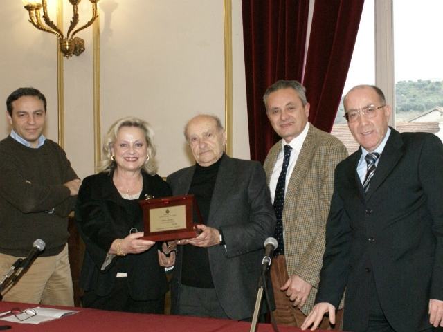Il giornalista Enzo Arcuri riceve il riconoscimento alla carriera della Commissione cultura 51 3266f57444a5dabe3aab565b76d02223