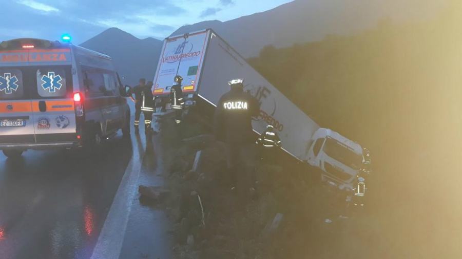Tir si ribalta sull'A2, illeso l'autista 51 3607107e 9d10 4523 9499 15eaf468ba9b
