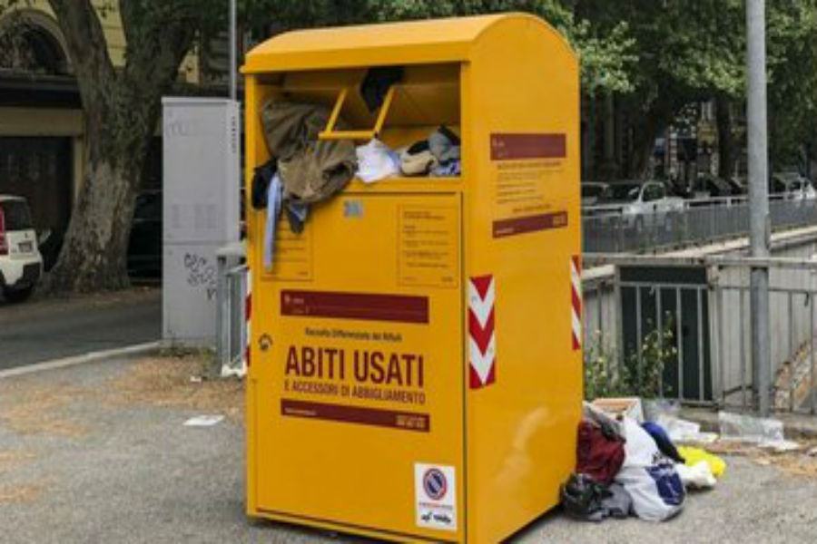 Bomba con miccia trovata tra i vestiti usati vicino ad un cassonetto 51 3699136 1220 cassonetti gialli