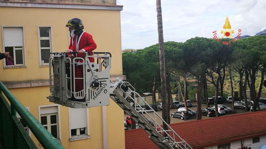 I bimbi in oncologia festeggiano con i vigili del fuoco 59 4 2