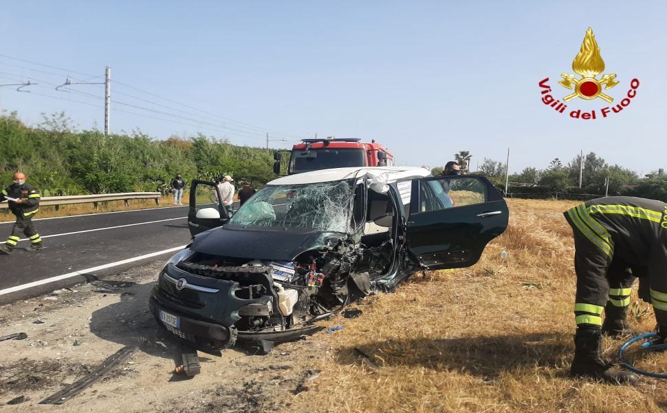 Violento incidente sulla SS18: tre i feriti, uno è in gravi condizioni 51 4553747e c20b 465a bc4c 6c09abb5710f