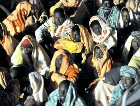 Stremati da giorni trascorsi in balia delle onde, stipati in 'carrette della speranza' 51 4871505d2866962ff41c2e5c22af588d