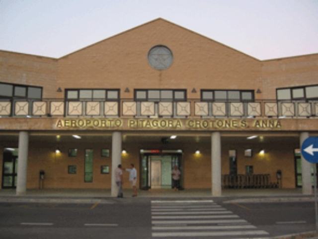 Crotone, rifugiati protestano e bloccano l'aeroporto e la statale 106 51 49de29bef342cc81f083b5bed02272d0
