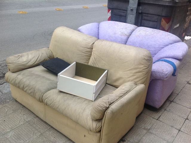 I rifiuti si accomodano sul divano 51 4da4c0c59ba52ecd40d2cc0712906e69