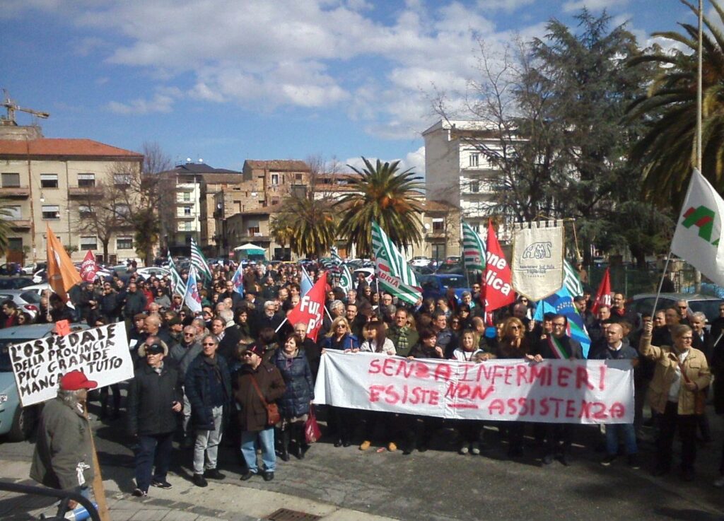 Corteo di camici bianchi a Cosenza: 'C'è un complotto per far morire l'Annunziata' (FOTO) 1 4e050a93aa12fa9b5ea31020b45eef59