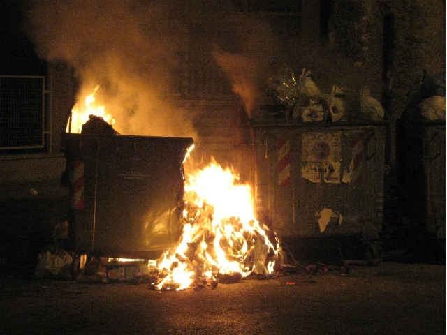 Cosenza in fiamme, ignoti bruciano decine di cassonetti 79 4efdb9ff61a23e563e19c3399fbcd925