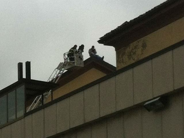 Uomo sale sul tetto e minaccia il suicidio 80 528dbf8c356f0cf13c7c50e6dae1bd7b