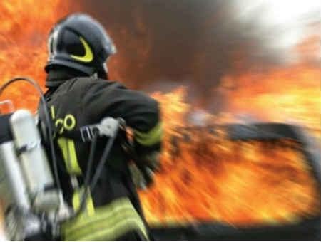 Brucia il Tirreno, fiamme tra le abitazioni 79 56cba0366b72a161ab9f015bab86e517
