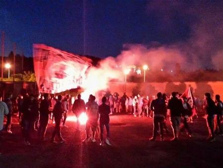 Trenino, abiti da 'matrimonio' e la festa dei tifosi del Cosenza al ritorno della squadra 62 571f5f526d4201fe0dc4d4b54162a52d