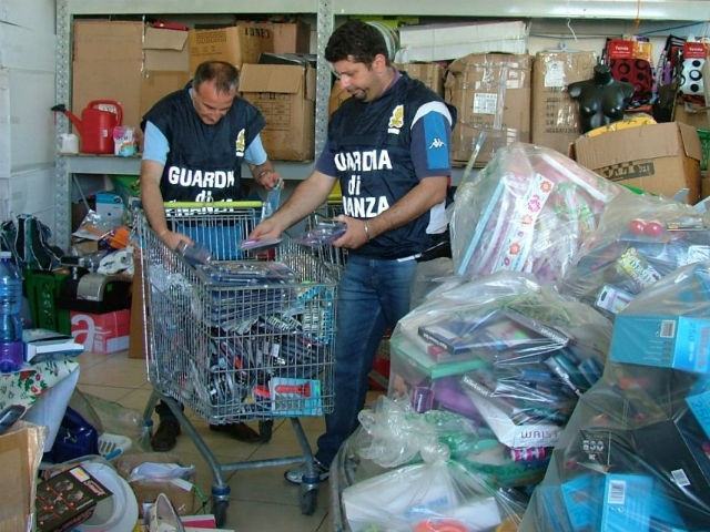 Contraffazione di elettrodomestici e giocattoli, sequestrati 2.500 prodotti poco sicuri 51 5b56dc4e2c6b315fba2a348cd6cefb3c