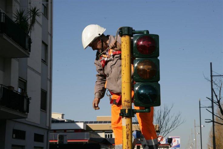 Iniziata a Cosenza l'installazione delle nuove lanterne semaforiche 59 5e0a3887 ff88 42e6 87d7 cafcdf12d256