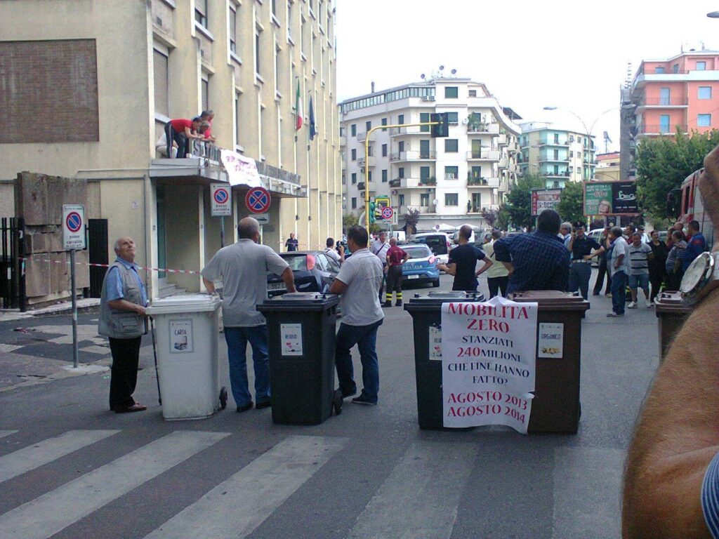 Traffico in tilt a Cosenza, lavoratori in protesta sulla pensilina dell'INPS 1 618b5d7276611f03d826bec4c3a5235b