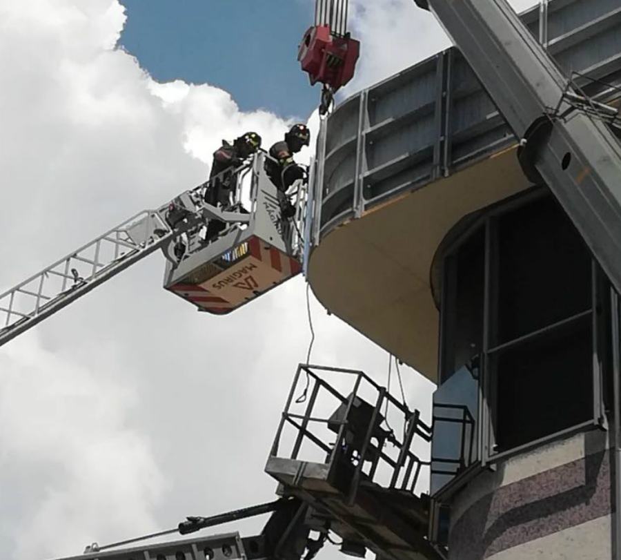 Si spezza piattaforma aerea, operai in bilico: salvati dai vigili del fuoco (Foto) 74 6a0e26c3 0c74 4653 a2b4 64d0c362738f