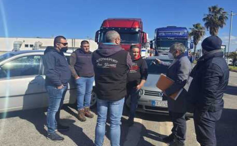Autotrasportatori calabresi in protesta: "il caro gasolio mette in ginocchio" 51 6f5a204b36dc608fb27568ccdaf15a1b