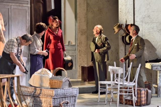 'Questi Fantasmi' al Tau dell'Unical, in scena stasera e domani 68 7 QUESTI FANTASMI Gianni Cannavacciuolo Andrea Cioffi Carolina Rosi Nicola Di Pinto Gianfelice Imparato ph Filippo Manzini