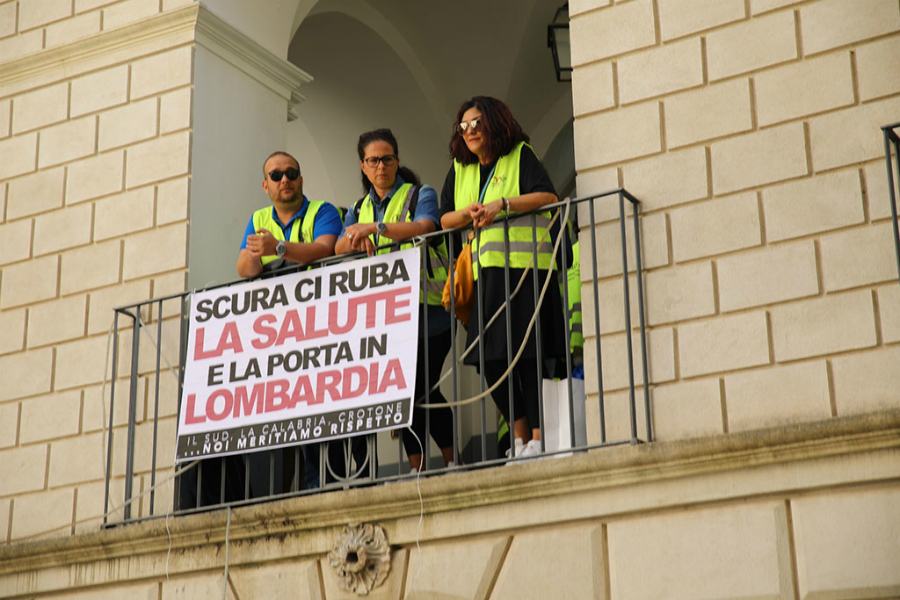 Marrelli Hospital, 200 dipendenti occupano palazzo Alemanni 57 7522817840 6Z8A7826