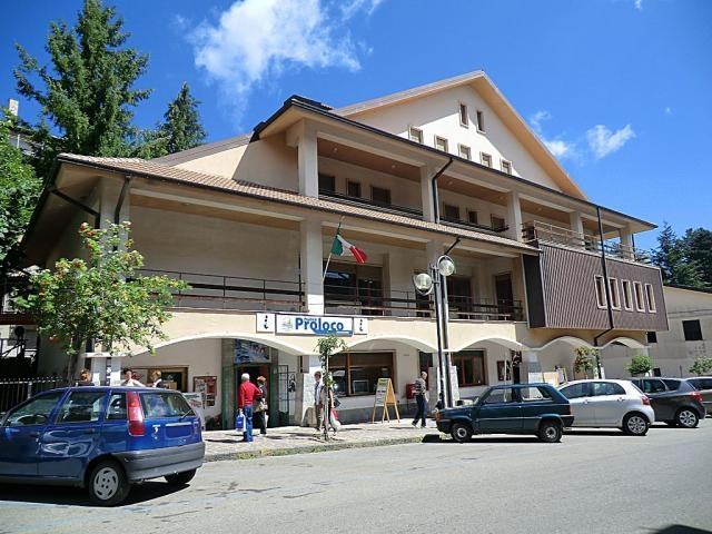 Abbandonata la "Casa del forestiero" a Camigliatello 80 7cfd78e4f18ae6d95cd97dd0092d032d