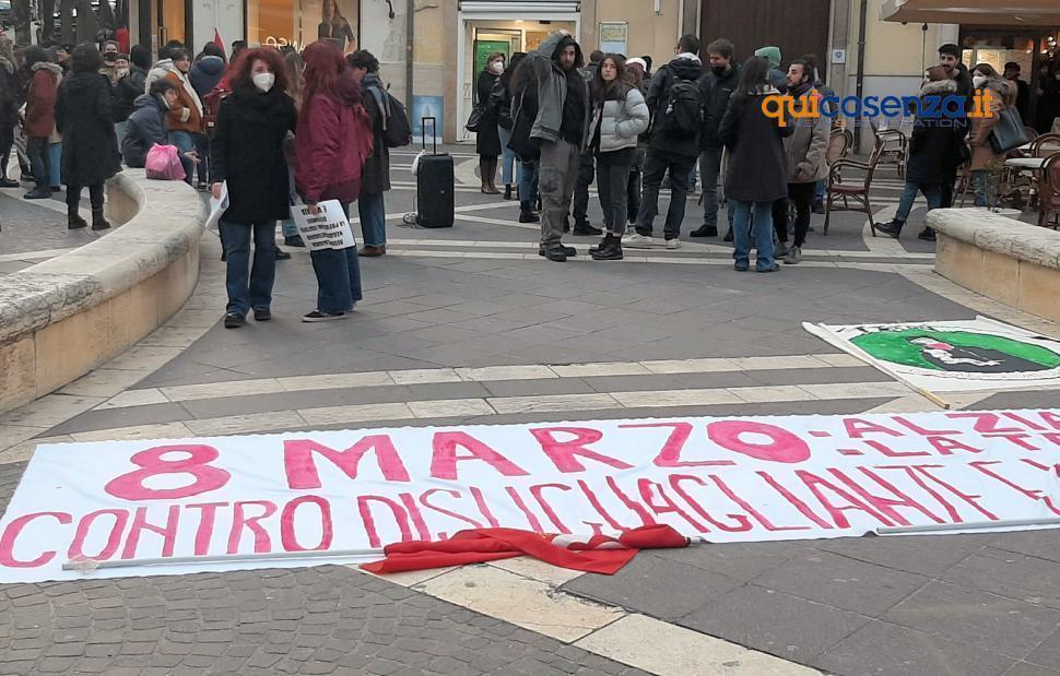 Cosenza, Fem.in e FGC in piazza "per dire basta ad ogni disuguaglianza e violenza" 51 8 marzo Cosenza