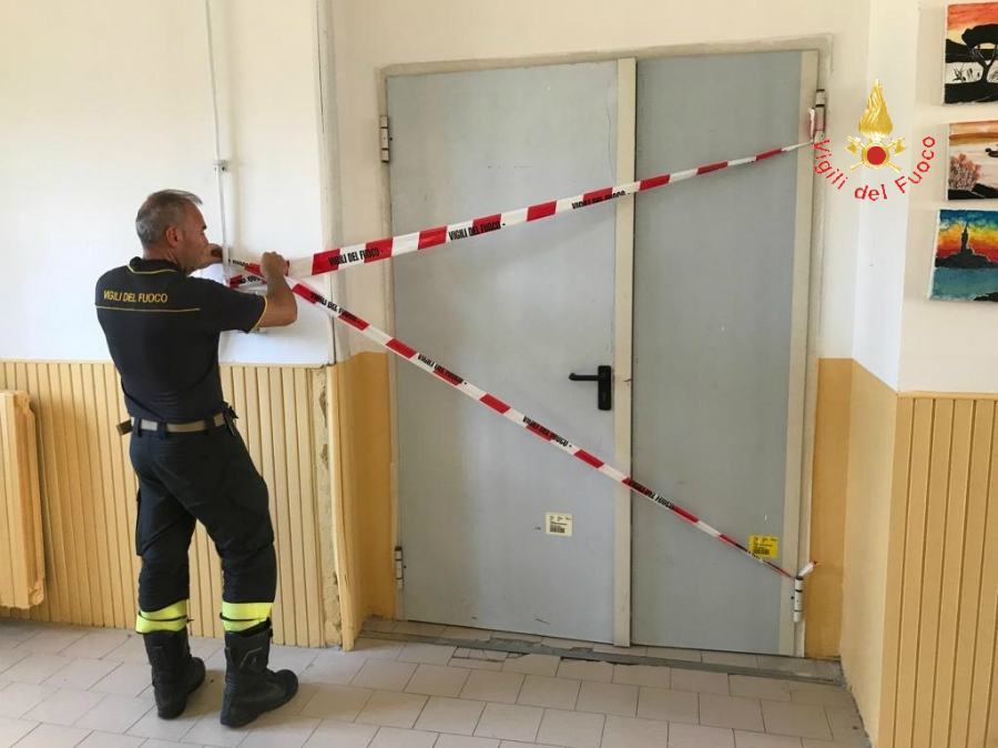 Catanzaro, bonifica calabroni in una scuola media 51 86e99680 d444 424d b4db 66c93277bbc8