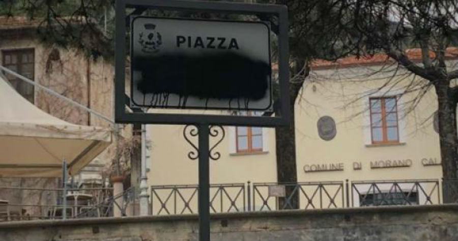 Morano Calabro, imbrattata targa intitolata ad Almirante 51 944b998527db7900d0074ffe97f9c1a5 1