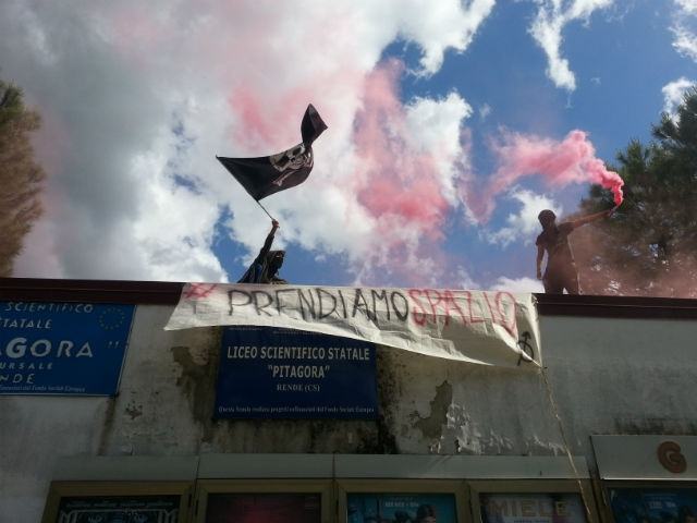 Rende: la preside minaccia di far sgomberare il centro sociale nato nella succursale abbandonata 64 985153644ebc4d5ae4c873e5d44ed3aa