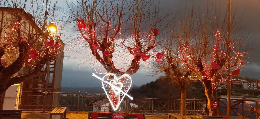 Febbraio per gli innamorati: la 'Panchina dell'Amore' e le strofe di Brunori 51 ALTOMONTEINLOVE 2
