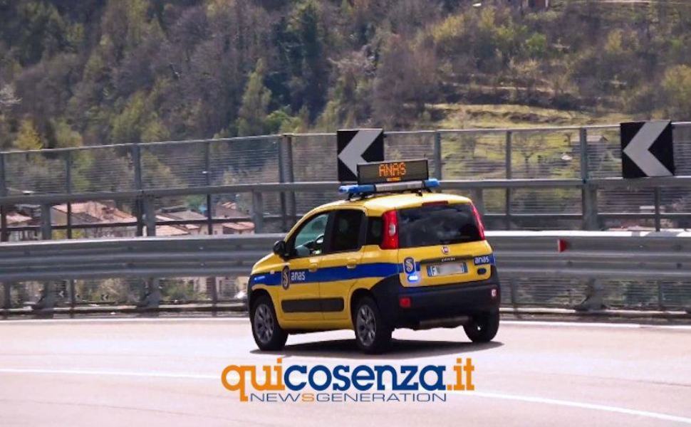 Camion finisce di traverso sull'A2 nel cosentino 51 ANAS 13