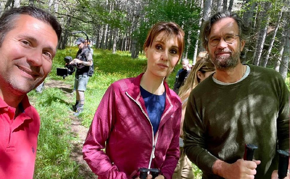 Paola Cortellesi e Carlo Cracco nel parco della Sila con la troupe di Amazon 51 ANtonello MArtino Carlo Cracco Paola Cortellesi 1080x630 1
