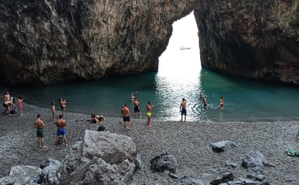 Madeo, il sindaco 'poliziotto' vigila l'Arcomagno "Bloccato accesso a famiglia con ombrelloni e cibo" 51 ARCO MAGNO