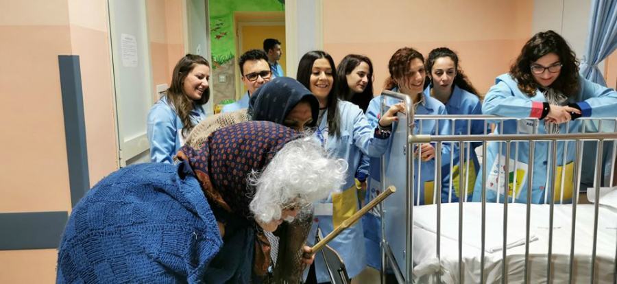 FOTOGALLERY - Arrivano due befane ad allietare i piccoli malati dell'ospedale 51 Abio4
