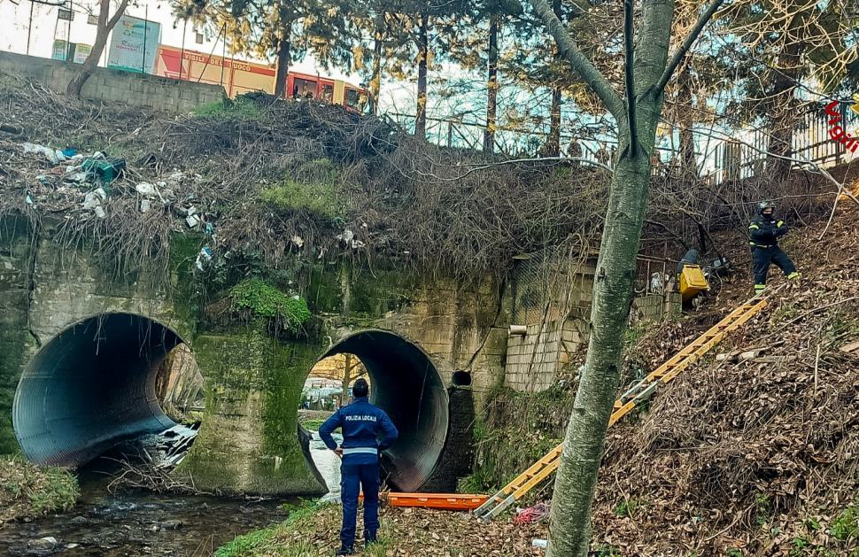 Tragedia ad Acri, trovato il corpo senza vita di un giovane. Indagano i carabinieri 51 Acri corpo senza vita giovane