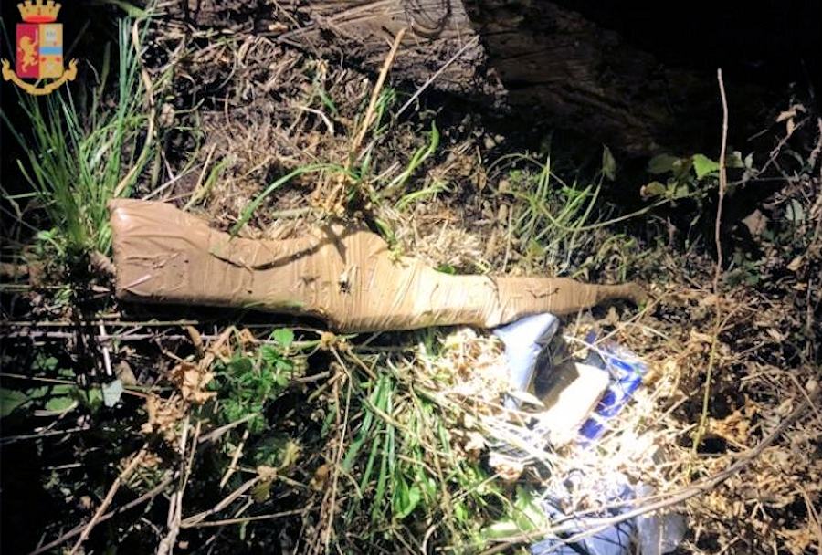 Trovato nella vegetazione un fucile d'assalto russo AK47 51 Ak47