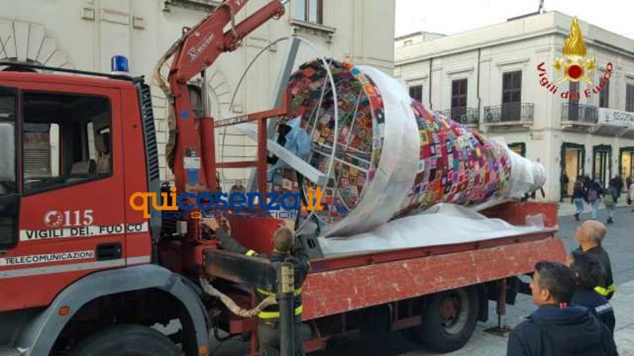 Albero di Natale dell'Ail posizionato dai Vigili del fuoco davanti alla Pinacoteca (FOTO-VIDEO) 55 Albero Ail Vigili del fuoco Reggio Calabria 01