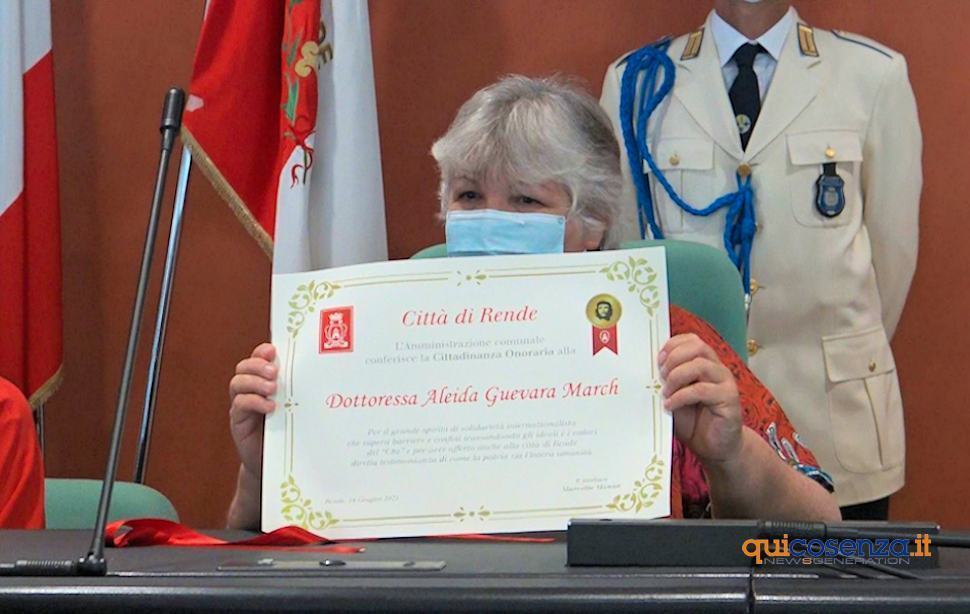 Rende, cittadinanza onoraria ad Aleida Guevara. Poi visita all'Hub vaccinale 51 Aleida Guevara figlia del Che01